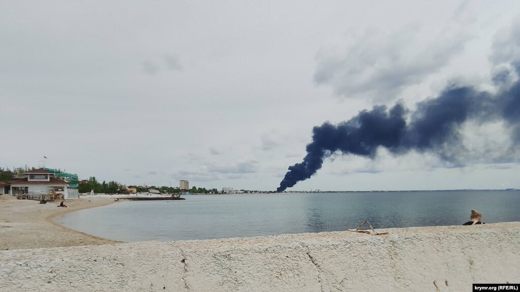 CrimeaUA1's tweet photo. Вночі знову атаковано нафтобазу у Феодосії. Шлейф диму розтягнувся на 9,5 км у бік моря. Атаку по нафтобазі рашисти офіційно назвали “внештатной ситуацией”. Нафта потрапила у море. На нафтобазі у Феодосії до сьогоднішньої ночі неушкодженими залишалися 5 резервуарів із 33-х https://t.co/U4ybU6P9W9