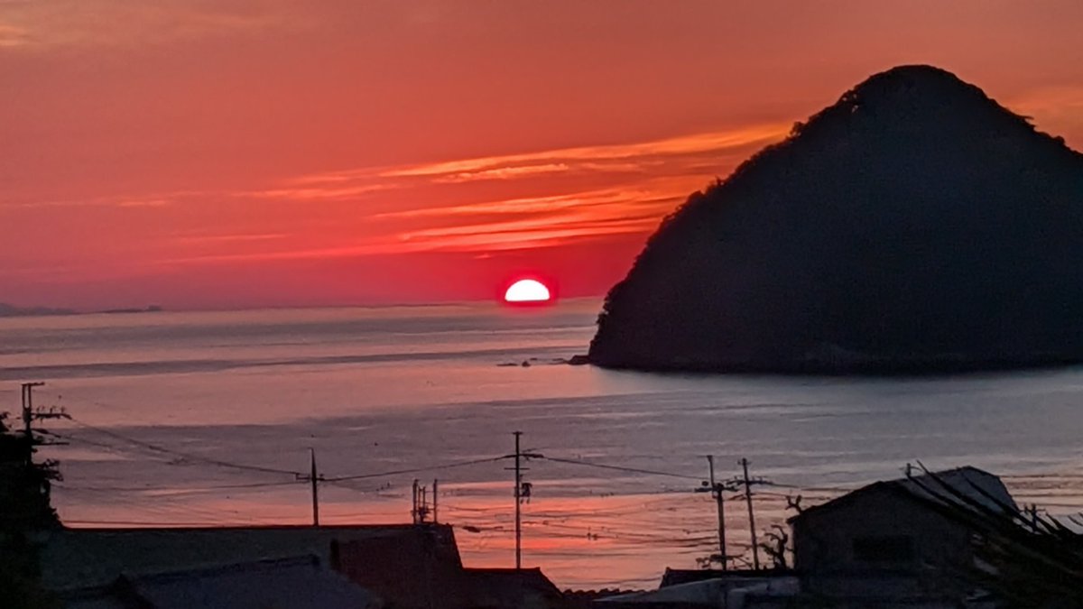 0812hal's tweet photo. ドラマみたいな夕日見たので https://t.co/hBBc5kde7D