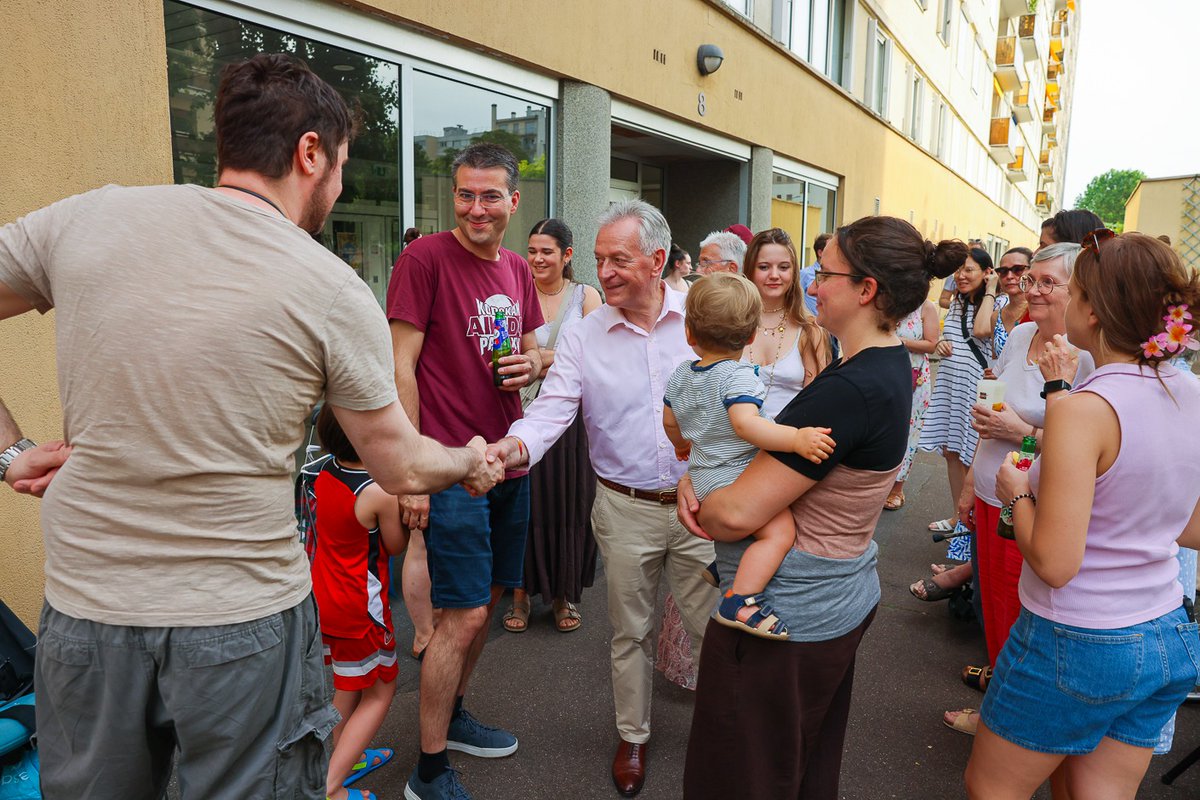 bgauducheau's tweet photo. Belle ambiance vendredi soir à @VilledeVanves  pour la #FêtedesVoisins2026 !
Partout dans la ville, les Vanvéens se sont retrouvés pour partager un moment convivial et renforcer ce lien de proximité qui fait la richesse de notre commune. Merci à toutes et tous ! https://t.co/kYjPHugS9p