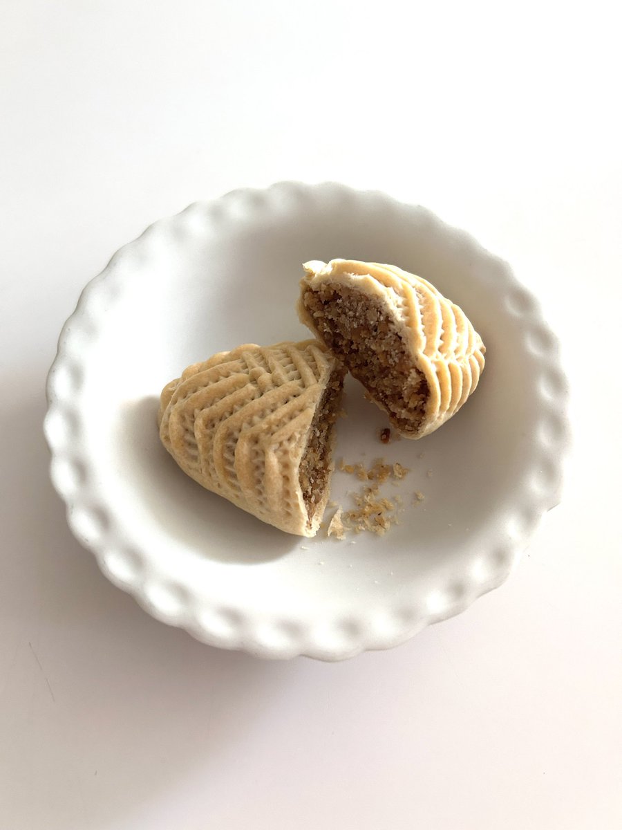 manomanokuma's tweet photo. 菓子屋toi toi toiの、シェチェルブラ

アゼルバイジャンの伝統的な焼菓子だそうで、中にクルミやカルダモンが入っていて、とても美味しかった

世界の郷土菓子をコンセプトにしてるみたいなので、いろいろなお菓子があって選ぶのも愉しかった✨ https://t.co/ID7VH9NqIv