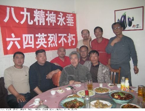 changchengwai's tweet photo. 这张照片是17年前山东公民纪念六四二十周年留影。如今孙教授英魂何处觅？

张铭山：因清明节到济南英雄山祭奠赵紫阳而被暴徒打断4根肋骨的高龄老教授 #孙文广 也在朋友们的搀扶下，拖着伤痛之躯前来参加追思会。由于断裂的四根肋骨不时有疼痛感，在大家的推促下提前回家。孙教授回家前，大家簇拥在他周围，在“八九精神永垂，六四英烈不朽”横幅下，摄进镜头，也永久地留在各位在座的朋友心里，经历过这场轰轰烈烈的“八九民运”和惨绝人寰的“六四”大屠杀的朋友们，又有那一日能不萦绕于怀，能不痛楚于心呢？我们不会忘记！我们怎能忘记！我们怎敢忘记！

张铭山：英魂廿载何处觅 故友亲朋日夜心