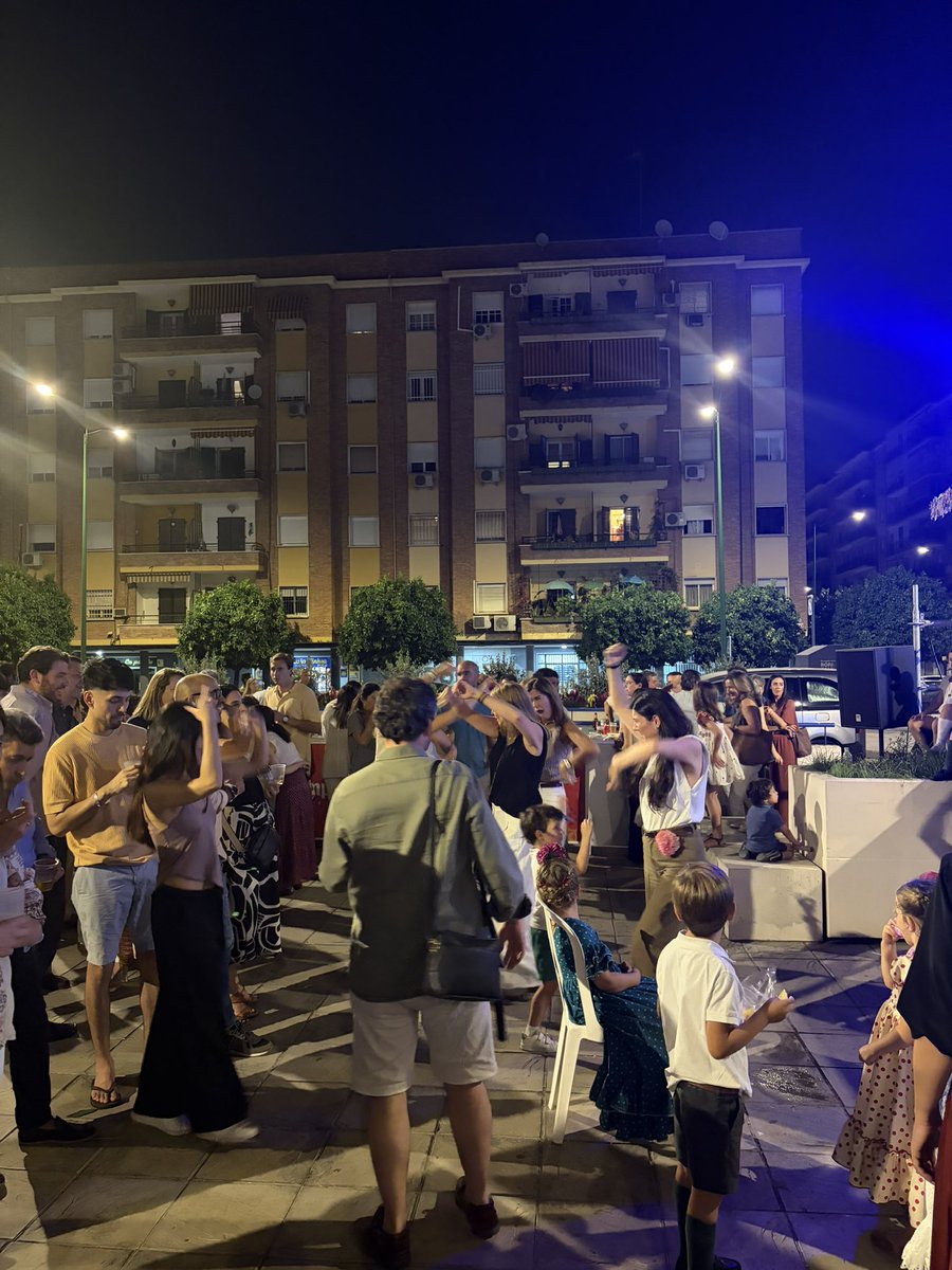 Dto_Sur's tweet photo. La Plaza Rafael Salgado volvió a llenarse de vida con la celebración de la Cruz de Mayo organizada por el Colegio de las Irlandesas.

Una noche de convivencia, música y ambiente festivo que reunió a numerosos vecinos y familias de Bami.

#DistritoSur #Bami #SevillaEstáEnMarcha https://t.co/XJD6D30dVL