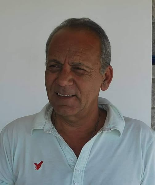 Dede38__'s tweet photo. 📌AYRANI FAZLA ÇEKİNCE...
    Senin “ayyaş” dediğin insanlar, at sırtında üzerine oturduğun cumhuriyeti kurdular...
    Sen ayık kafa ile otuz saniye duramadın ya atın üzerinde...
    Sen ayran iç...
    Bizim liderlerimiz rakı içerdi...
    “Yalan” sözcüğünü devlete sokmadılar...
    Özleri, sözleri doğruydu...
    Bir tek dediklerinin tersini yapmamış, bir tek gün sözlerinden dönmemişlerdi...
    “Ordular, ilk hedefiniz Akdeniz’dir” sözünü sen söylemiş olsaydın var ya...
    Zikzak, strateji ortağı, danışma, beysbol sopası derken...
    Bakmışsın ordu Polatlı’dan dönmüş geliyor...
    Söyledikleri her söz tarih kitaplarına geçti “ayyaş”ların...
    Birçok ülkenin duvarlarına yazdılar vecizelerini...
    Çinli çocuklar hâlâ onların sözlerini ders kitaplarından okur...
    Sen ayran iç...
    Ayranla bu kadar söylenir ancak:
    “Men dakka dukka...”
    Müslümanlar son asırlardaki tek şanlı zaferini “kıyak kafa” ile kazandılar, her biri kurşun altında...
    Kantin subayı değildi “ayyaş”lar...
    Oğulları askerlikten tüymedi...
    Rakı içtiler...
    Yaşamlarında kin yoktu...
    Ne nefret...
    Ne intikam...
    Onun için Çanakkale’de savaştıkları Anzak askerlerinin ailelerine “Müsterih olun, onlar artık bizim çocuklarımız” demişti...
    Avustralya’da o sözleri anıtlarına yazdılar...
    Kendi şehit çocuklarına saygın yok...
    Dedin zaten:
    “Kelle...”
    Bu topraklarda yaşayanlardan tek millet yarattılar onlar kıyak kafayla; Türk’ten, Kürt’ten, Lazdan, Tatardan, Abazadan, Boşnaktan, Çeçenden, Çerkezden, Süryaniden, Zazadan...
Ayranı fazla çekince demek ki...
    Dağıttın...
    Paramparça vatan...
    Sen ayran iç...
    Ne kadar koyun, ne kadar inek...
    O kadar ayran...
    Bekir COŞKUN  30 Mayıs 2013