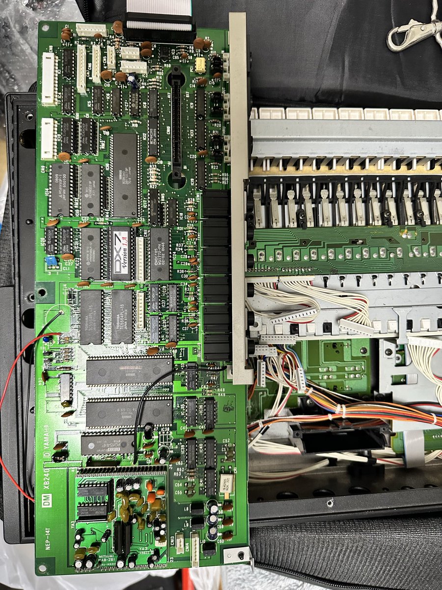 estel_bb's tweet photo. #DX7II 
#YAMAHA 
朝からDX7IIをバラしてGray Matter E!を取り付けました
メインボードの4つのICに対してケーブルのハンダ付けが5ヶ所あります
最後にROMを引き抜いてE!の接続ケーブルを装着してカートリッジの所のネジを利用して固定しました https://t.co/WAJcCDRyn3