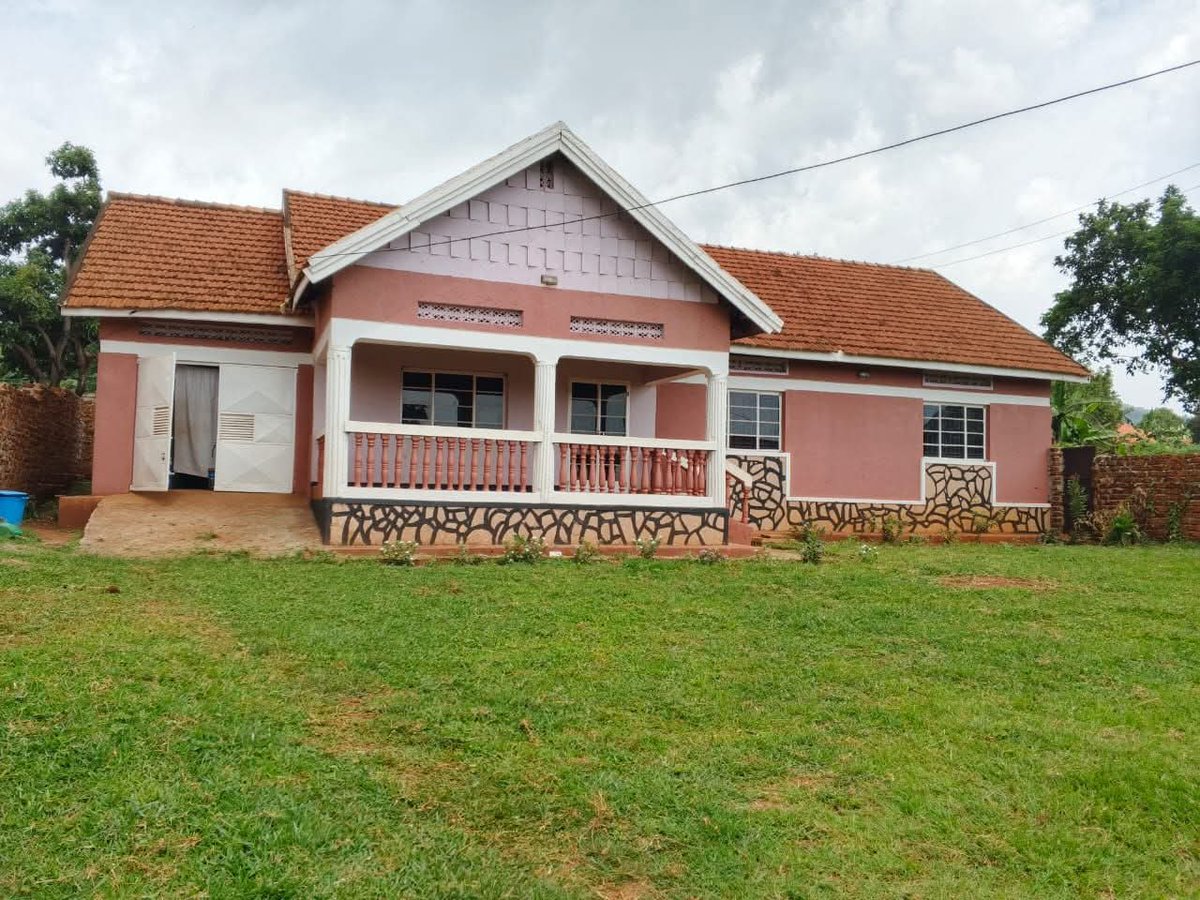 freemanvictor9's tweet photo. Residential House in Bugembe is on Sale 4 bedroom, 3 toilets and showers,Kitchen, a garage  outside Toilets etc sitting on a 100x100 Plot! @asking Price 300m but Negotiable! Call +26707642895 https://t.co/HxvoKXMZSp