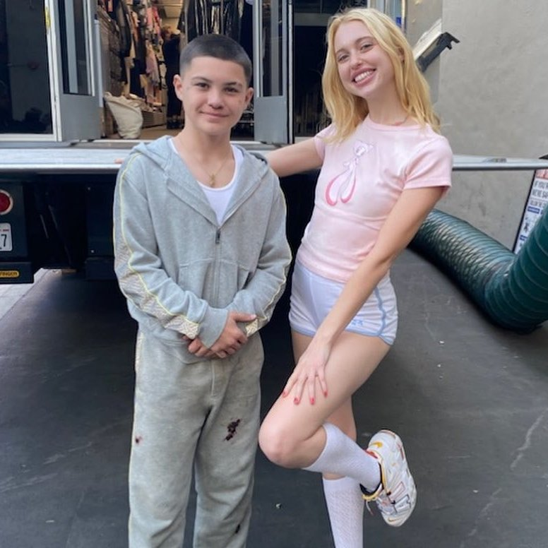 seriesemcena's tweet photo. Chloe Cherry comentou sobre a possibilidade de retornar em uma possível 4ª temporada de “Euphoria”:

“Sendo sincera, seria muito difícil dizer não, porque essas são as minhas pessoas. Nos conhecemos desde 2019, já faz sete anos. Nós nos conhecemos bem, todo mundo gosta de trabalhar junto, estamos em sintonia. Eu adoro trabalhar com o Sam Levinson. Sei que muita gente não gosta dele, mas eu gosto muito. Eu faria isso para sempre.”