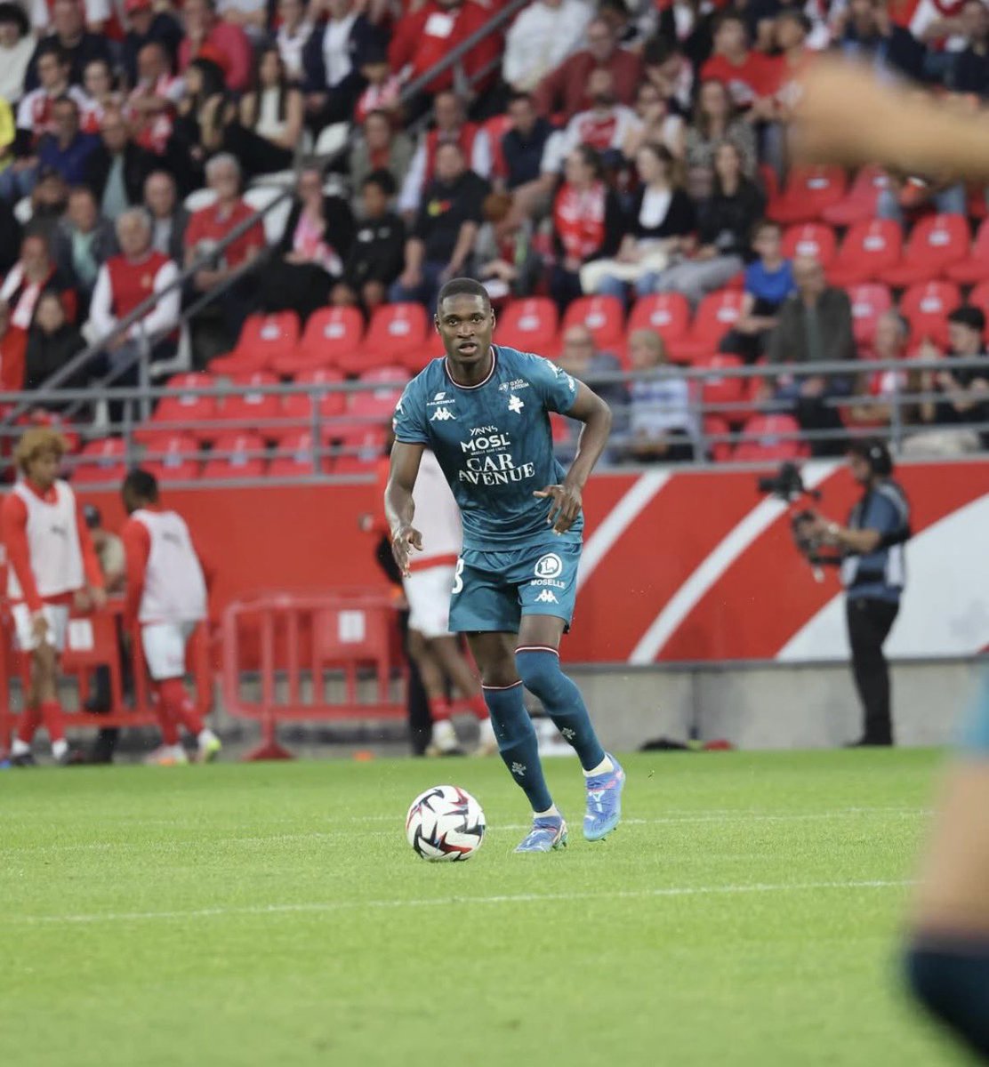 LigASM_'s tweet photo. 🚨 Accord trouvé avec le FC Metz pour l’arrivée de Sadibou Sané 🇸🇳 ! ✅🇲🇨

L’AS Monaco devrait débourser 7M€ + 3M de bonus pour le défenseur central. 💰

🗞️ @ftresarrieu https://t.co/N9DKk4XoBl