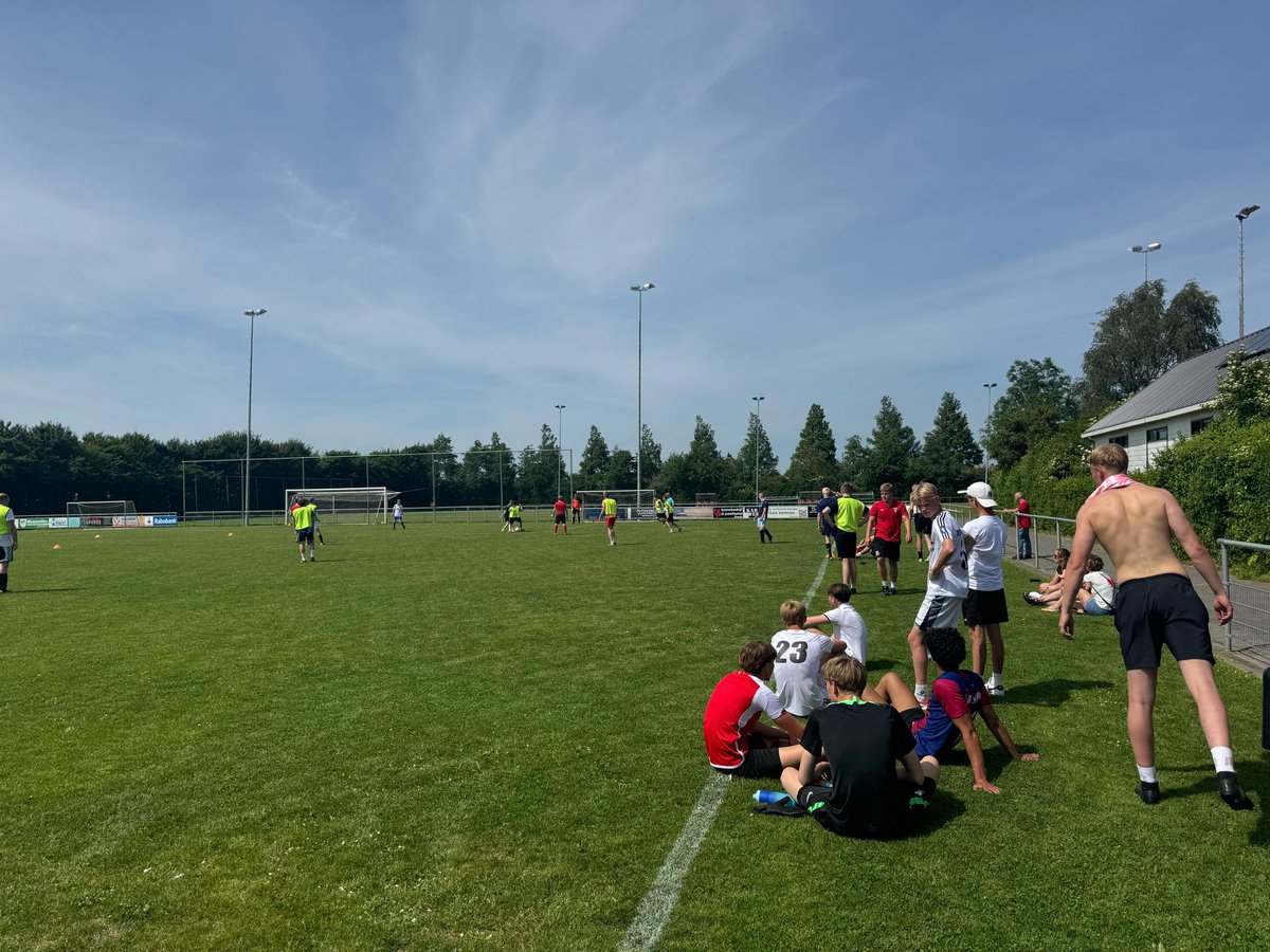 vvWoudsend's tweet photo. Sportiviteit en gezelligheid! ⚽️🌞 https://t.co/SLmr97HEDV