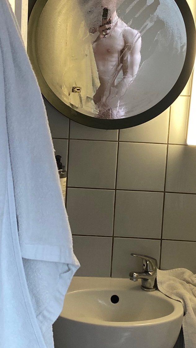 markediin's tweet photo. Be honest, would you join the shower ? https://t.co/3EP8XLMA1t