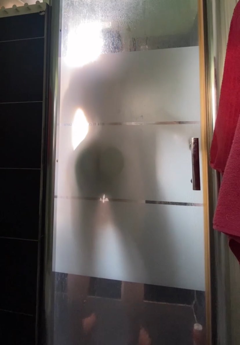 markediin's tweet photo. Be honest, would you join the shower ? https://t.co/3EP8XLMA1t