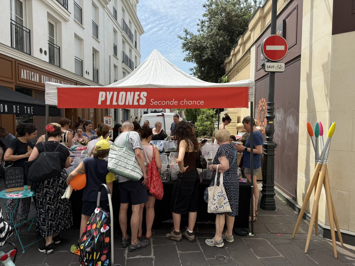 v_narbonnais's tweet photo. 🛍️  À la Braderie des commerçants, organisée par le GACI au Centre-Ville, puis à la Brocante de l’Amicale des locataires de la Tour Z aux Fossés-Jean.

Deux rendez-vous conviviaux qui font vivre nos quartiers et témoignent de l’engagement des commerçants, des associations et des habitants pour continuer à faire de #Colombes une ville dynamique et chaleureuse.

🫱🏼‍🫲🏻 L’occasion de faire quelques achats, de dénicher de bonnes affaires, mais surtout d’échanger avec de nombreux Colombiennes et Colombiens sur leur quotidien, leurs attentes et leur attachement à notre ville.

Sous un ☀️radieux, ces moments de #proximité rappellent combien la vie locale est une richesse précieuse qu’il faut continuer à soutenir et à valoriser.

🙏🏽 MERCI aux  organisateurs, aux bénévoles, aux agents de la @VilleColombes et à toutes celles et ceux qui ont contribué à la réussite de ces belles initiatives !