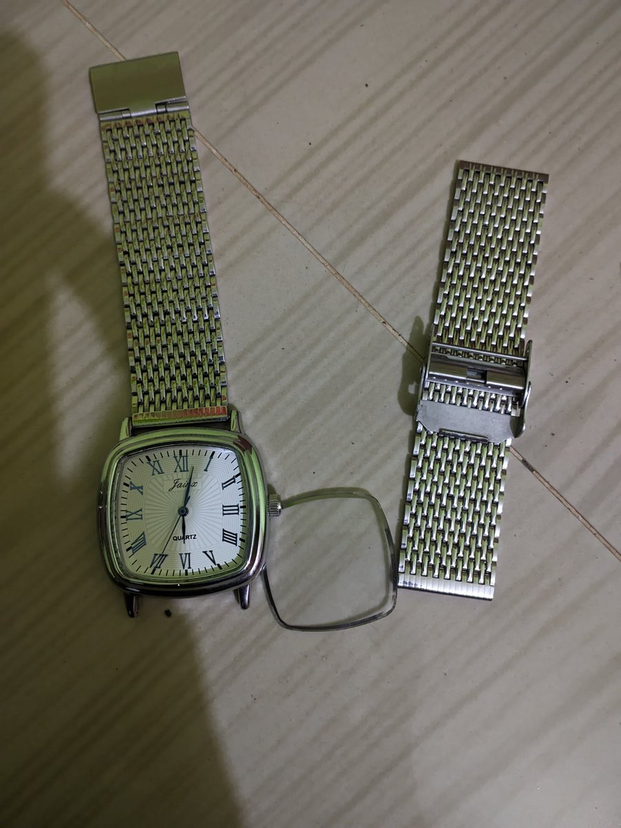 Ahin_zx's tweet photo. @flipkartsupport Disappointed with my Jainx watch bought from Flipkart. The dial glass came off and the metal strap detached during normal use. I have the invoice and warranty card. Requesting a replacement or refund. #Flipkart #Jainxwatch https://t.co/BglFBRqLEI
