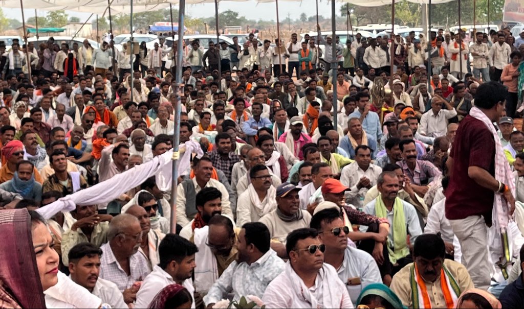 alokshuklacg's tweet photo. छत्तीसगढ़ में एक तरफ़ आदिवासी क्षेत्रों में खनन परियोजनाओं के लिए जंगलों का विनाश किया जा रहा है, 

वहीं दूसरी और मध्य छत्तीसगढ़ में खनिज आधारित प्रदूषणकारी उद्योगों के लिए किसानों से उनकी जमीन और पानी छीना जा रहा है । 

रायपुर जिले के तिल्दा ब्लॉक में बड़े पैमाने पर स्थापित किए जा रहे स्पंज आयरन प्लांटों के खिलाफ आज ग्राम अल्दा में विशाल किसान महापंचायत का आयोजन किया गया जिसमे हजारों की संख्या में किसान एकजुट हुए । 

अदानी सहित विभिन्न पूंजीपतियों की सेवा में लगी साय सरकार के खिलाफ पूरे प्रदेश में आक्रोश व्याप्त है ।