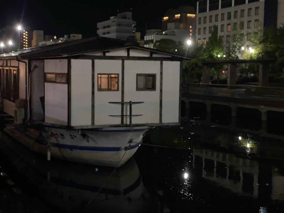 n_jnrr's tweet photo. 堺川に架かる五月橋のガス灯が好き
かき舟はそのすぐそば https://t.co/65YnjDL3I0