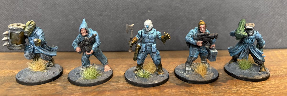 JemDuducu's tweet photo. So I mixed together 2 #Stargrave and 1 #Frostgrave kits + the bits box to come up with 60 unique minis. So much fun to build and paint. All done!
#WIP https://t.co/Hv12IFCgmJ