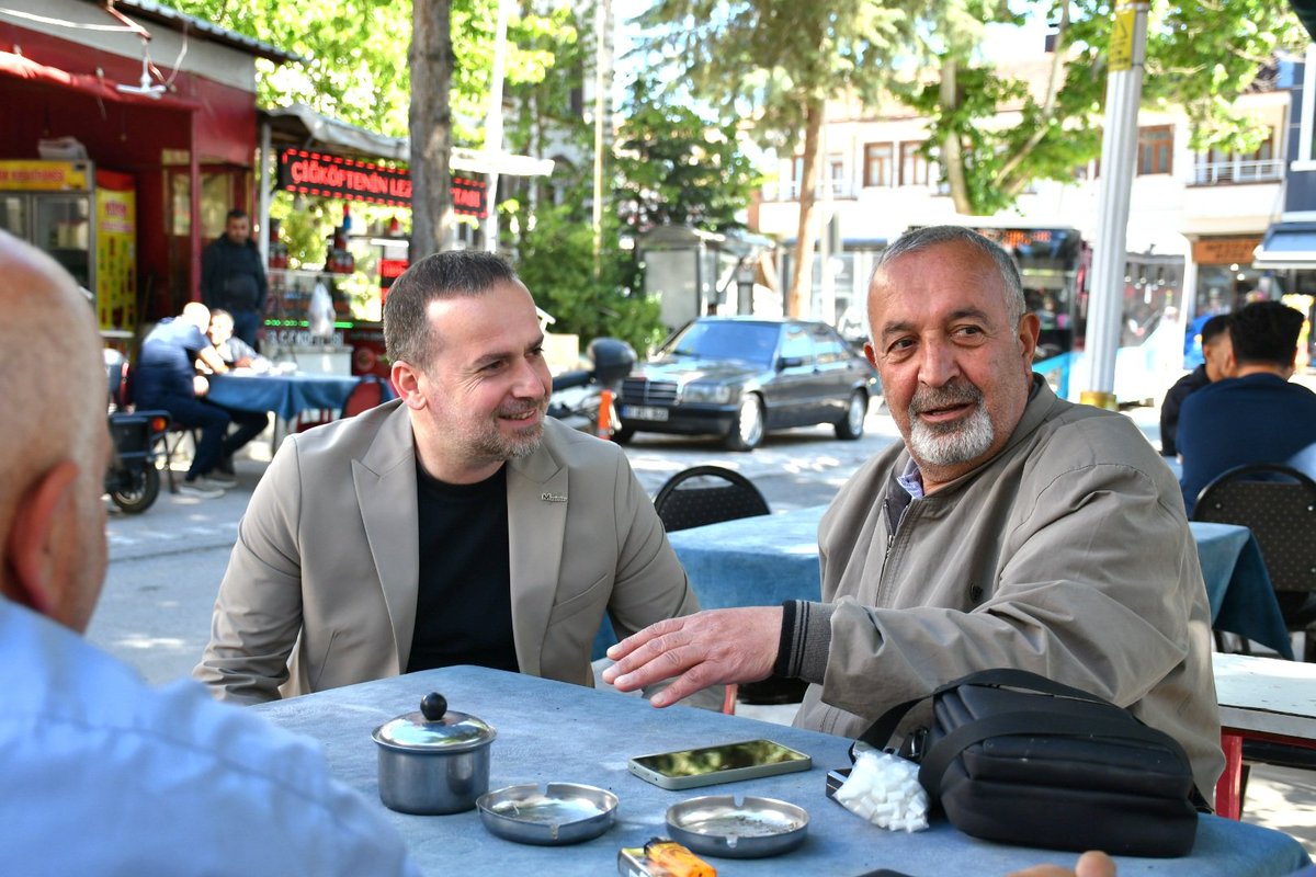 SalihKarademirs's tweet photo. 📍Gündüzbey Meydanı

Kurban Bayramı’nın son gününde, Malatya’mızın kadim merkezi Gündüzbey meydanında esnaf ve hemşehrilerimizle bir araya gelerek bayramlarını tebrik ettik. Samimi sohbetleri, güler yüzleri ve içten misafirperverlikleriyle bizleri en güzel şekilde ağırlayan tüm hemşehrilerimize ve esnaflarımıza teşekkür ediyor; birlik ve beraberlik içerisinde nice bayramlara ulaşmayı temenni ediyoruz.

#malatya #yeşilyurt #gündüzbey #kurbanbayramı #ortaksevdamızmalatya
🇹🇷🇹🇷🇹🇷