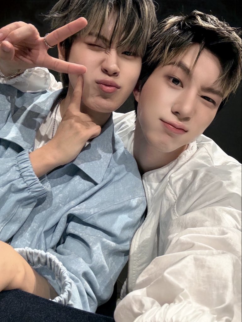 DIGNITY_members's tweet photo. 민석아! 생일 축하해♡
오늘 행복한 하루 보내 보자고🥳🎉
오렌지즈 영원하자❕❕❕

#MINSEOK #민석 #LUKE #루크 
#DIGNITY #디그니티 
#SLIPSHOT #POINT_BLANK https://t.co/eKqqi08YhN
