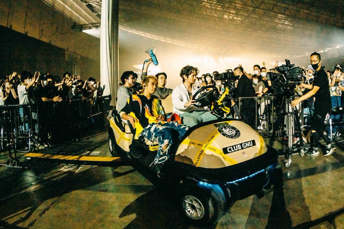 kinggnu_labo's tweet photo. 2022年の本日は King Gnu による初のファンクラブ限定ツアー「CLUB GNU EDITION」の開幕日。大阪城ホールと幕張メッセで計4公演が行われており、約6万人を動員した。楽曲パフォーマンスだけではなく、事前に募集したお便りに答えるコーナーや、4人がカートに乗って客席を移動する演出などもあった。 https://t.co/7n3Y7lZfR7