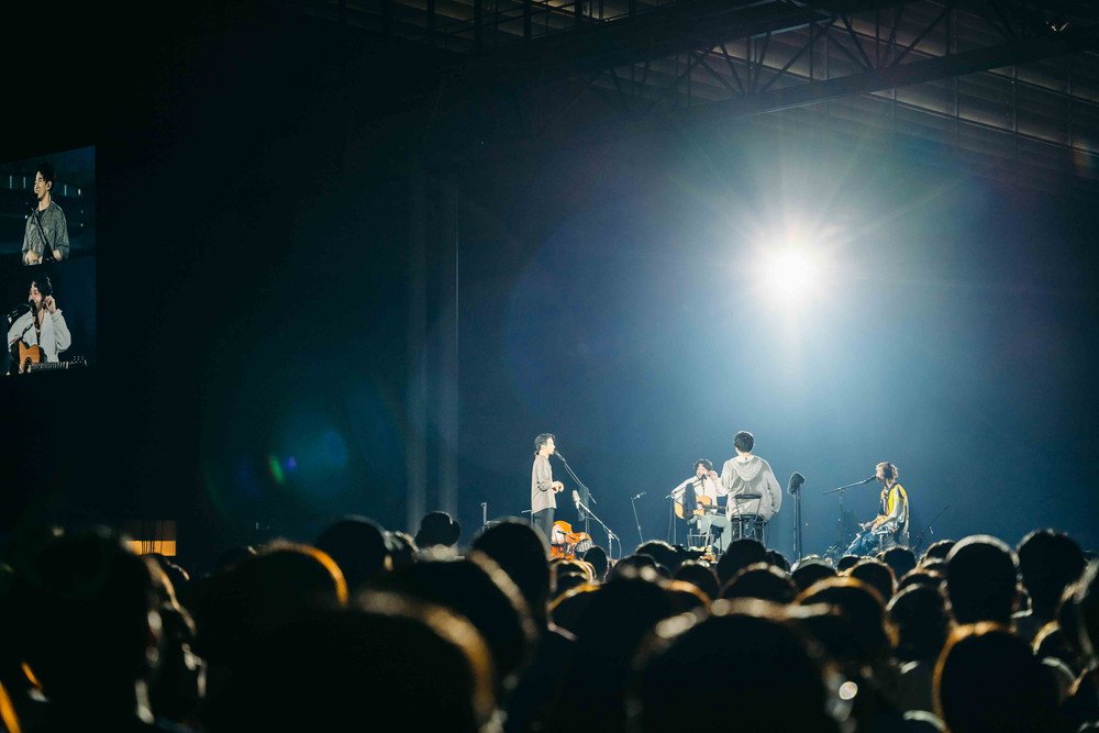 kinggnu_labo's tweet photo. 2022年の本日は King Gnu による初のファンクラブ限定ツアー「CLUB GNU EDITION」の開幕日。大阪城ホールと幕張メッセで計4公演が行われており、約6万人を動員した。楽曲パフォーマンスだけではなく、事前に募集したお便りに答えるコーナーや、4人がカートに乗って客席を移動する演出などもあった。 https://t.co/7n3Y7lZfR7