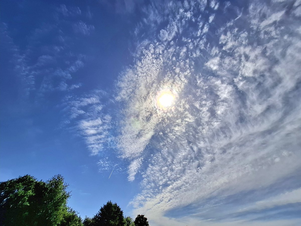 LisaMWilde's tweet photo. Beautiful skies over #Shropshire this afternoon. #loveukweather @itvweather https://t.co/vLIblTatEg
