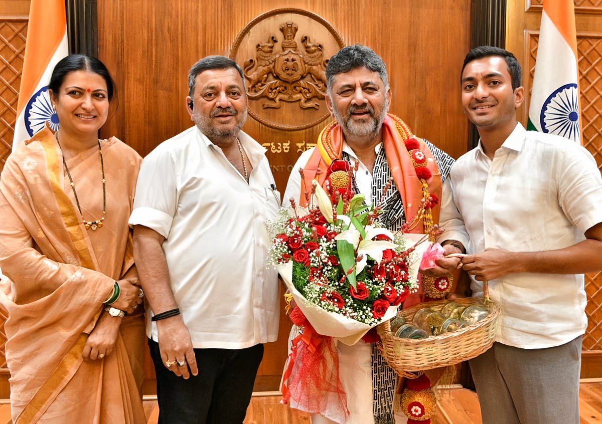 SS_Mallikarjun_'s tweet photo. ಕಾಂಗ್ರೆಸ್ ಶಾಸಕಾಂಗ ಪಕ್ಷದ ನಾಯಕರಾಗಿ ಆಯ್ಕೆಯಾಗಿರುವ ಸನ್ಮಾನ್ಯ ಶ್ರೀ ಡಿ.ಕೆ. ಶಿವಕುಮಾರ್ ಅವರಿಗೆ ಹೃತ್ಪೂರ್ವಕ ಅಭಿನಂದನೆಗಳು.

ಸುದೀರ್ಘ ರಾಜಕೀಯ ಅನುಭವ, ಸಂಘಟನಾ ಸಾಮರ್ಥ್ಯ, ಪಕ್ಷದ ಮೇಲಿನ ನಿಷ್ಠೆ ಹಾಗೂ ಜನಪರ ಬದ್ಧತೆಗೆ ದೊರೆತ ಈ ಗೌರವ ನಿಜಕ್ಕೂ ಅಭಿನಂದನಾರ್ಹವಾಗಿದೆ.

ನಿಮ್ಮ ನಾಯಕತ್ವದಲ್ಲಿ ರಾಜ್ಯದ ಅಭಿವೃದ್ಧಿಗೆ ಹೊಸ ದಿಕ್ಕು ದೊರೆಯಲಿ, ಜನರ ಆಶೋತ್ತರಗಳಿಗೆ ಸ್ಪಂದಿಸುವ ಉತ್ತಮ ಆಡಳಿತ ಇನ್ನಷ್ಟು ಬಲಗೊಳ್ಳಲಿ ಹಾಗೂ ಸಮಾಜದ ಎಲ್ಲ ವರ್ಗಗಳ ಪ್ರಗತಿಗೆ ನಿಮ್ಮ ಮಾರ್ಗದರ್ಶನ ಸಹಕಾರಿಯಾಗಲಿ.
@DKShivakumar