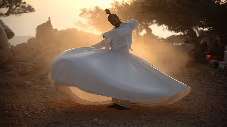 RumiArab's tweet photo. دعْ كلَّ ما تملكُهُ يحترق…
إن كان حجابًا بينكَ وبين الحقيقة.

— جلال الدين الرومي https://t.co/Wb0PE1yzL6