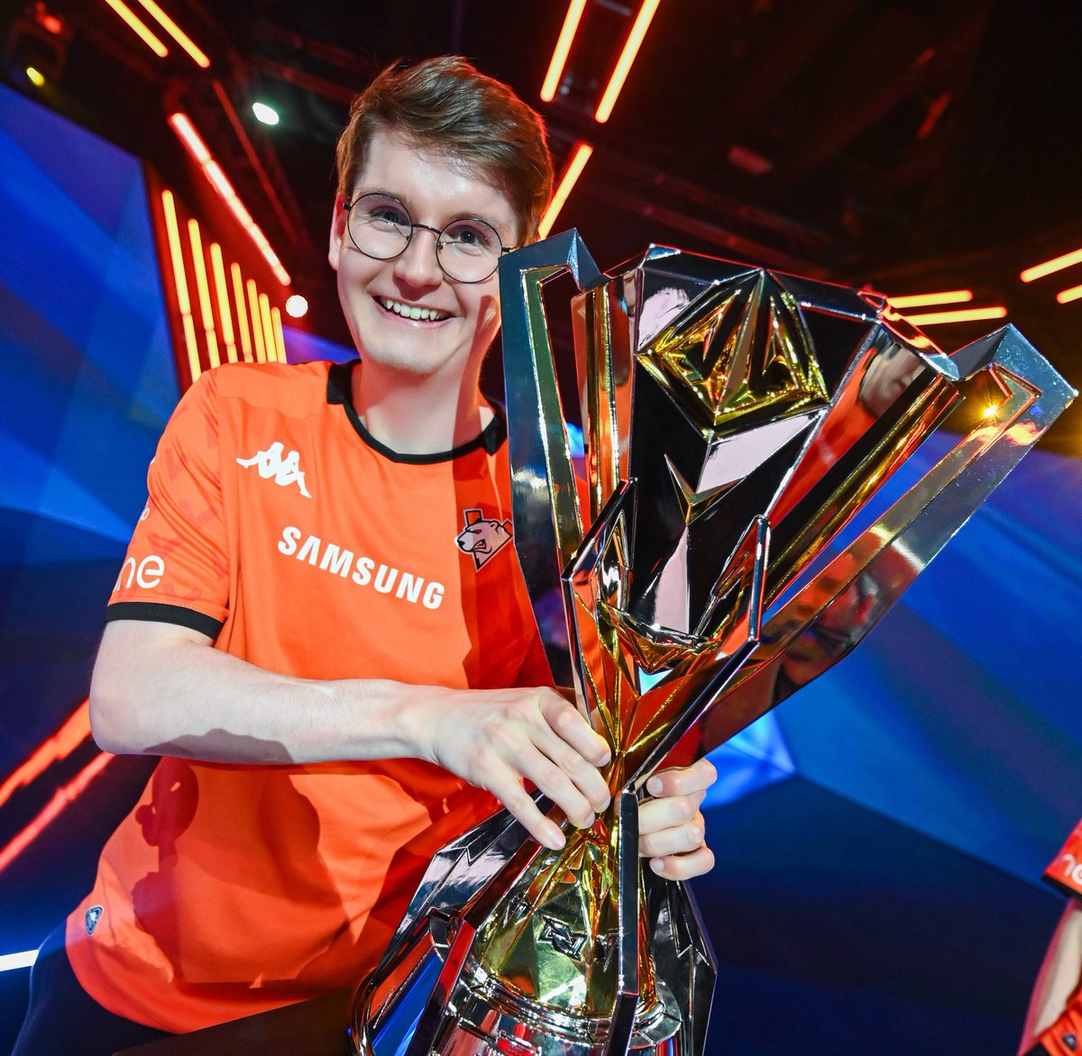 virtuspro__MR's tweet photo. If Sypeh has a million fans, then I am one of them. If Sypeh has ten fans, then I am one of them. If Sypeh has only one fan then that is me. If Sypeh has no fans, then that means I am no longer on earth. If the world is against Sypeh, then I am against the world. https://t.co/LmJEqFHEG3