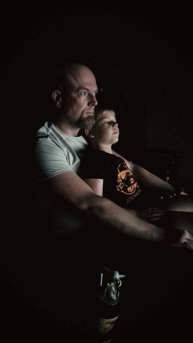 DCernoga's tweet photo. Kokice, film i osobni simultani prevoditelj. Slušalice nisu uključene u cijenu, ali šaputanje na uho s lošim naglaskom jest. 🎬🍿

#KinoPrevoditelj #DvaUJedan #KinoSinTata https://t.co/4nbvexdq3N