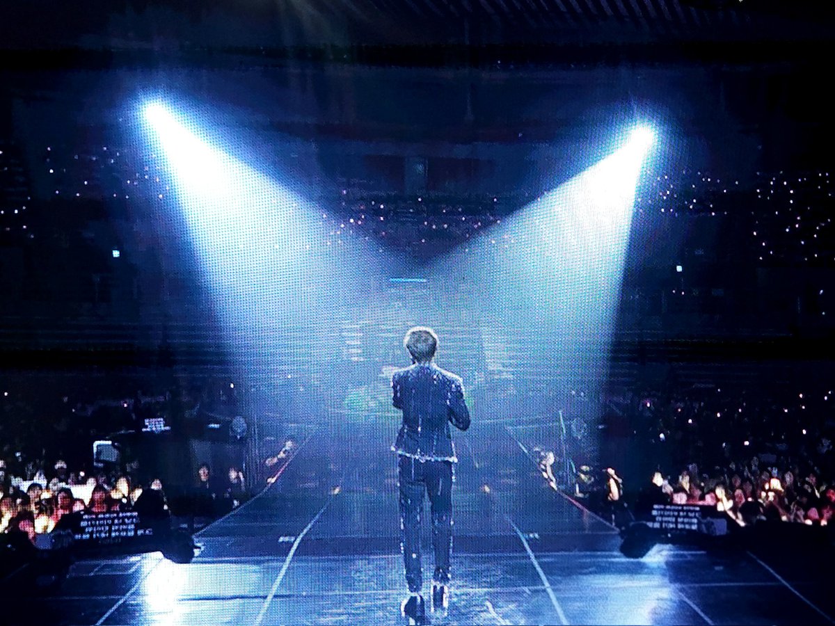 laboni66's tweet photo. 2026 양요섭 - 나만

2023 무대와는 또 달라서 인상깊었던 2026 연출. 전광판에 잠깐 잡힌 장면이지만, 이게 2026 나만 무대의 정수가 아닐까 싶다. 혼자인 것 같고 외롭고 불안할 때, 어쩌면 우리는 우리가 서로 마주보고 함께 있기에 괜찮을 거라고 내일은 웃게 될 거라는 믿음을 주는 연출같았다. https://t.co/cm7JZ95BJ3