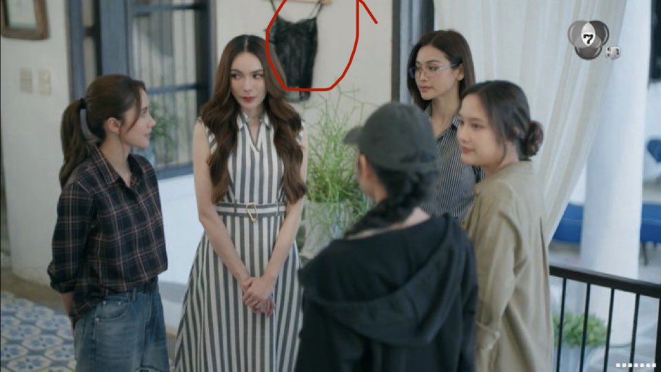 beewaratin's tweet photo. Sorry Princess… your future wife’s sister and sister-in-law are freaky asf  because they still have THAT hanging on their wall. 😭🤚🏻 but seriously!! WHYYYY is that thing still hanging on their wall??? 

THE AIR HIDDEN HEART
#เสน่หาวาโยตอนที่3 https://t.co/b5X5017xbw