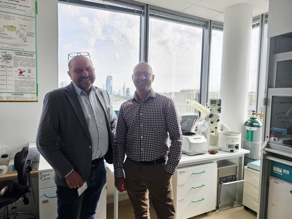 czt_uam's tweet photo. 🤩 The Director of CAT AMU visits the Centre of New Technologies (CeNT) at the @UniWarszawski!
🧐 𝗣𝗿𝗼𝗳. 𝗔𝗿𝘁𝘂𝗿 𝗦𝘁𝗲𝗳𝗮𝗻𝗸𝗶𝗲𝘄𝗶𝗰𝘇 @arsgroup_czt delivered a lecture entitled 𝘈𝘥𝘢𝘱𝘵𝘪𝘷𝘦 𝘚𝘦𝘭𝘧-𝘈𝘴𝘴𝘦𝘮𝘣𝘭𝘦𝘥 𝘕𝘢𝘯𝘰𝘴𝘵𝘳𝘶𝘤𝘵𝘶𝘳𝘦𝘴: 𝘍𝘳𝘰𝘮 𝘋𝘺𝘯𝘢𝘮𝘪𝘤 𝘊𝘩𝘦𝘮𝘪𝘴𝘵𝘳𝘺 𝘵𝘰 𝘍𝘶𝘯𝘤𝘵𝘪𝘰𝘯 at the invitation of 𝗣𝗿𝗼𝗳. 𝗝𝗮𝗰𝗲𝗸 𝗝𝗲𝗺𝗶𝗲𝗹𝗶𝘁𝘆 @JemielityLab, Director of CENT.
🤝 The visit also offered an opportunity to exchange experiences and discuss the challenges and opportunities related to managing large research centers and developing modern scientific infrastructure.