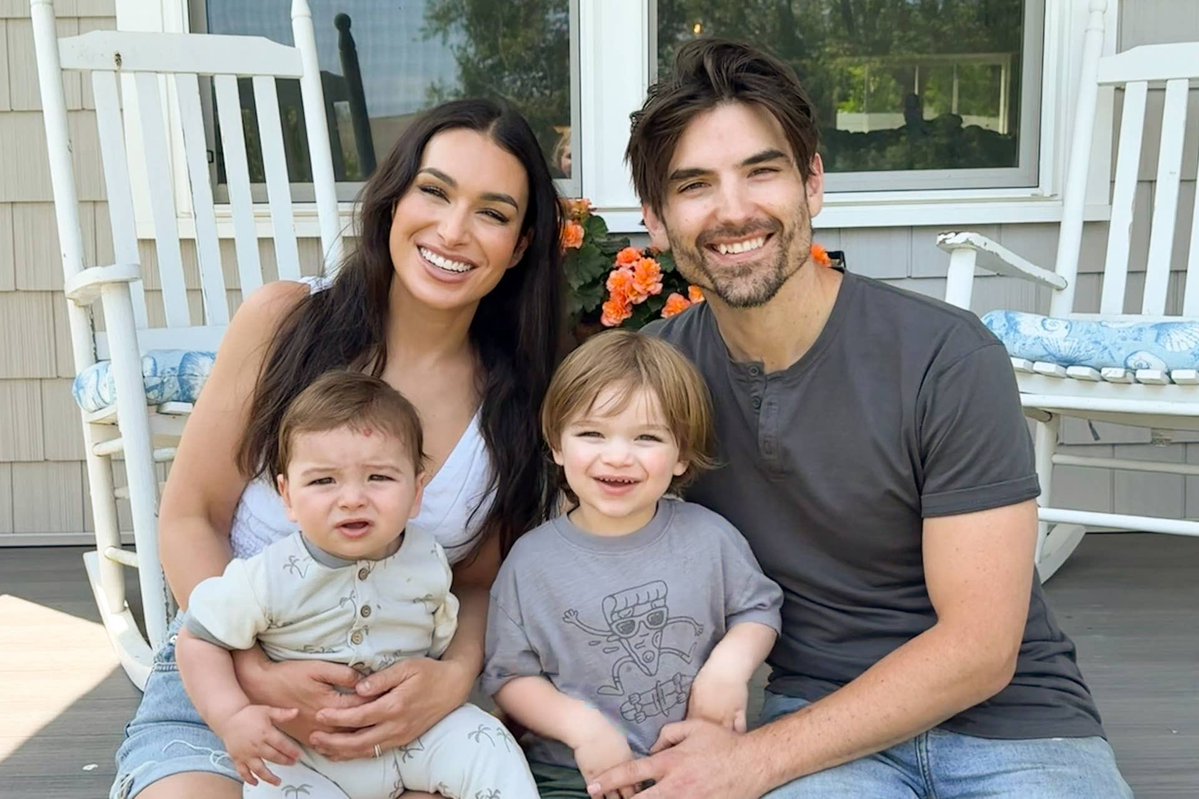 Pr0sttti0nWh0re's tweet photo. Possibly the cutest family on Bravo. Was watching their insta content and they literally seem like the most genuine and kind people ever 🥹 #RHORI https://t.co/nf0JDpPODZ