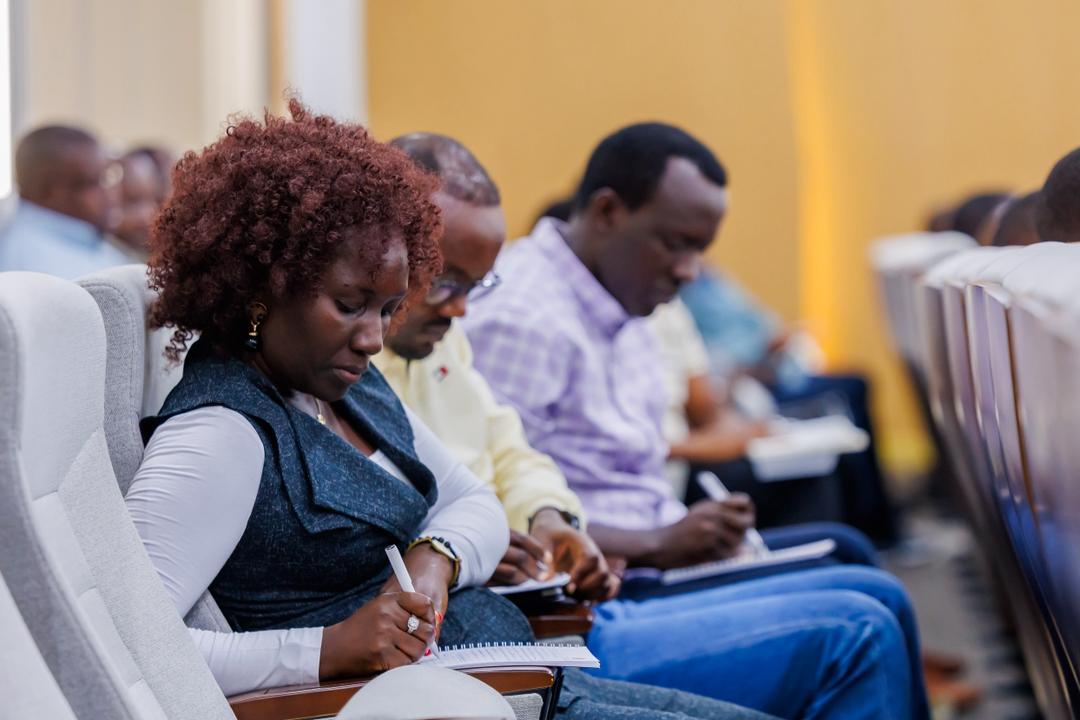 rbarwanda's tweet photo. Umuyobozi Mukuru w’Urugaga rw’Abikorera, Twagirumukiza François, yavuze ko ari iby’agaciro gutangira manda bari kumwe n’inzego bwite za Leta n’abafatanyabikorwa, ngo barebere hamwe uko barushaho kuba umusingi w’iterambere ry’Igihugu no kunoza imikorere n’imikoranire. #RBAAmakuru https://t.co/hrCO3DdEZF