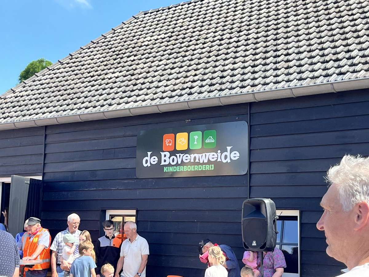 SGPOldebroek's tweet photo. Vandaag was de opening van de kinderboerderij ‘de Bovenweide’ bij het Boerderijmuseum.

Prachtig wat al deze vrijwilligers hebben neergezet!

#Oldebroek #kinderboerderij https://t.co/6N37h8EO2O