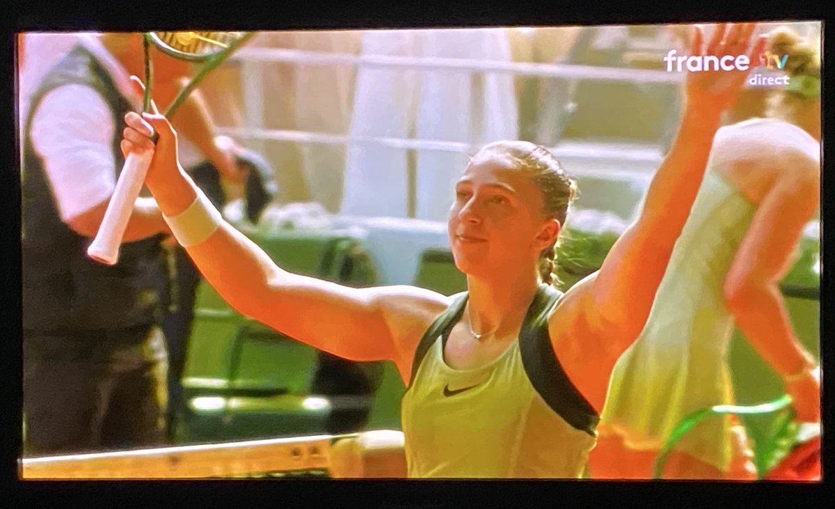 AnSoKraczkowski's tweet photo. #RolandGarros 
Elle l'a fait !!! #DianeParry a battu la 6ème joueuse mondiale !!! Une superbe performance de bonne augure pour la suite. BRAVO Diane👏👏👏 🇫🇷🇫🇷🇫🇷 #Tennis https://t.co/uTVAkO7RiX