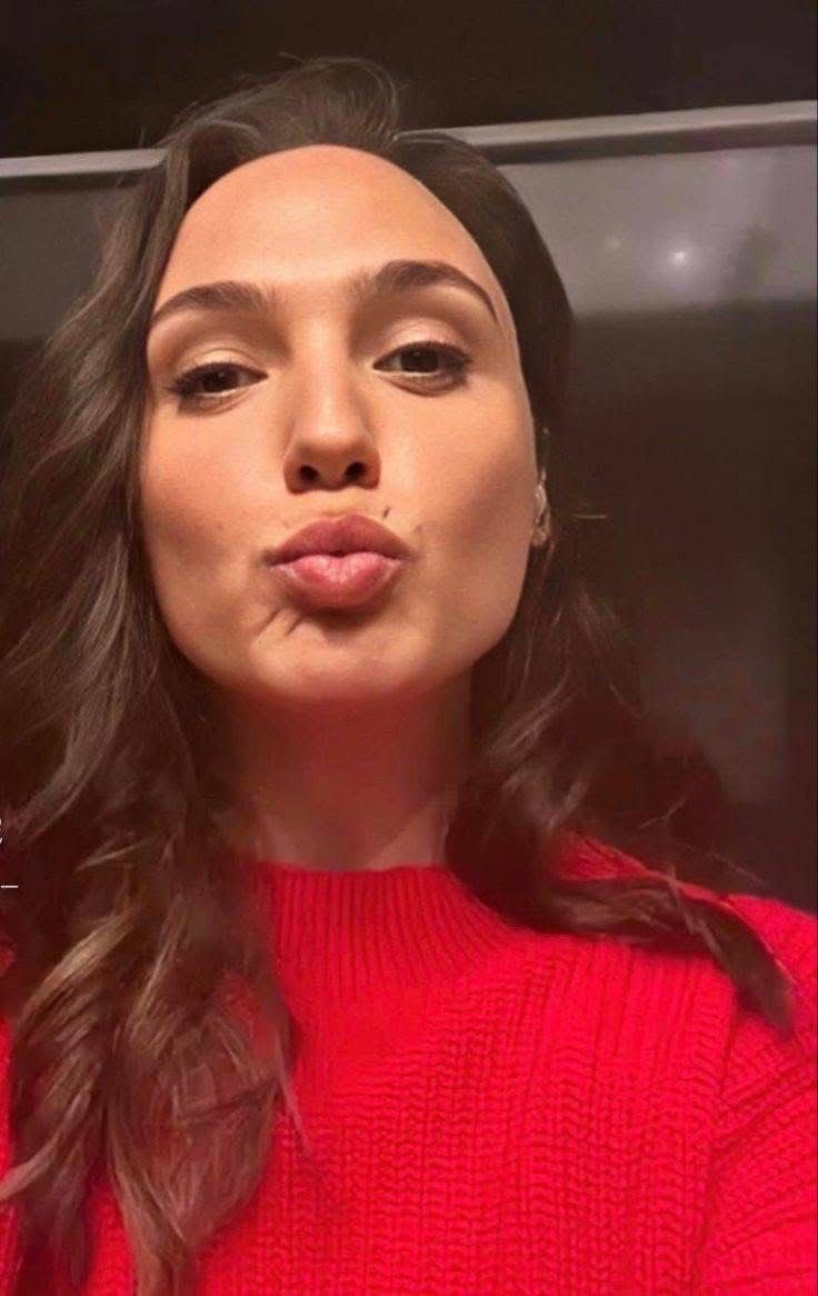 Gal Gadot tweet media