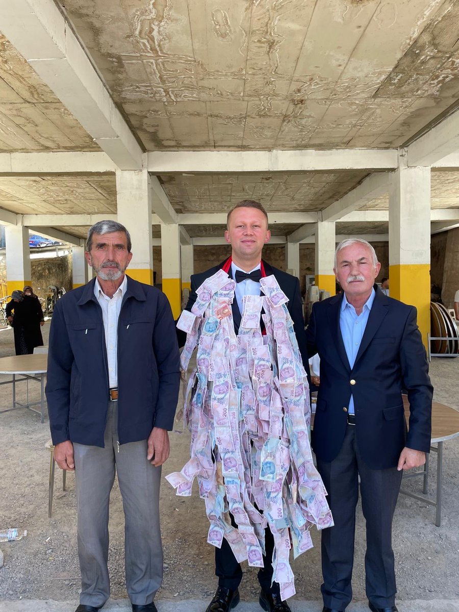 parti_taskent's tweet photo. Akparti Taşkent Gençlik Kolları Başkanımız Serkan Söylemez'in Avşar Mahallemizde gerceleşen dügün merasimine katıldık. Genç çiftlerimize ömür boyu mutlulular dileriz https://t.co/kf757sx6xY