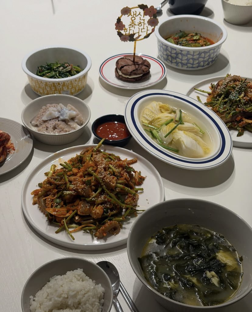 fairylittlerly's tweet photo. Ceritanya Ian lagi lunch bareng sama Mas Andra, terus sengaja pap ke Ardan buat manas-manasin si bapak PNS yang lagi dinas di Papua🤭 https://t.co/xAjXm87MBG