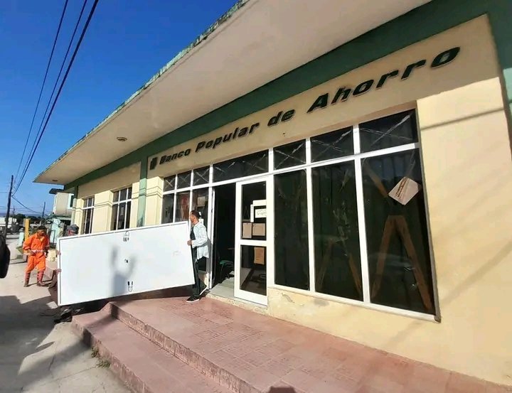 PoderMayari's tweet photo. ☀️ Inició montaje de paneles solares en el Banco Popular de Ahorro de #Mayarí,  inversión que fortalece la solvencia energética de la institución y contribuye a elevar la calidad y estabilidad de los servicios a la población.
#HonorHolguinero https://t.co/Iq8dxPqgks