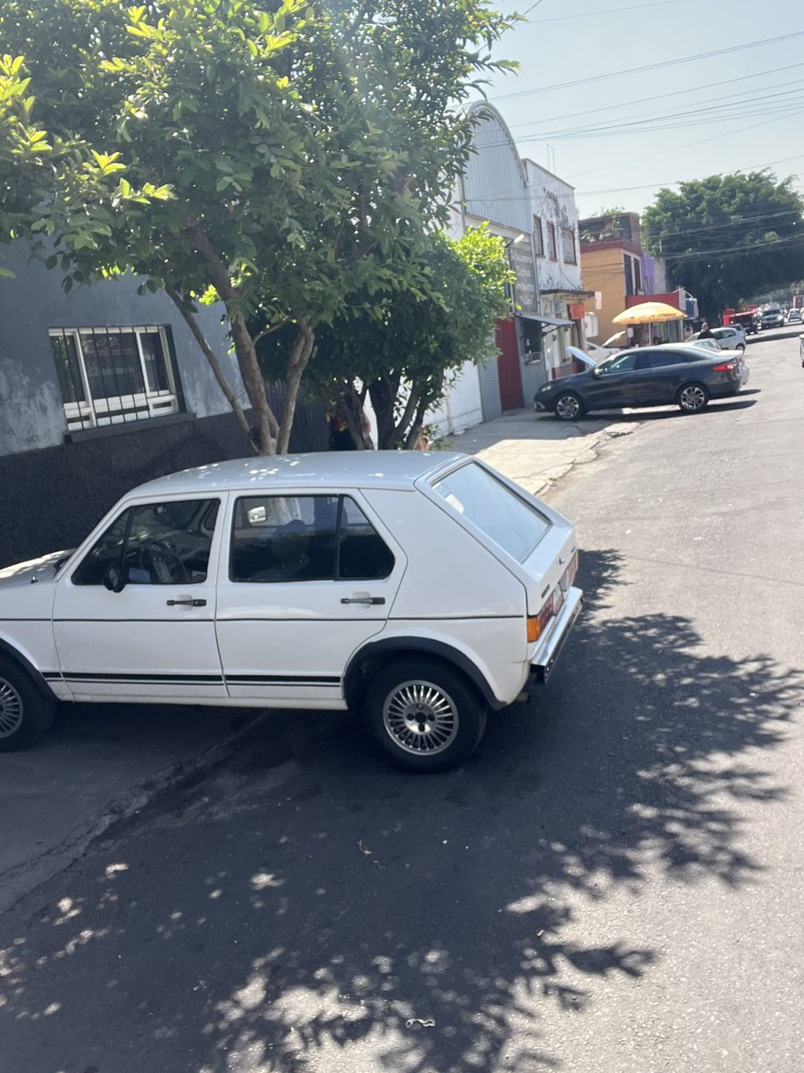 motomultascdmx's tweet photo. #transito para quitar autos en banqueta,en Calle perlillar número 24 col Progreso Nacional,Gustavo A. Madero, #CDMX cp07600 @TuAlcaldiaGAM @OVIALCDMX @UCS_GCDMX @C5_CDMX @yancolozano @banquetalibre por el @MetrobusCDMX #progresonacional 🙃imposible pasar en #silladeruedas🧑🦽 https://t.co/RhAFtgbOtC