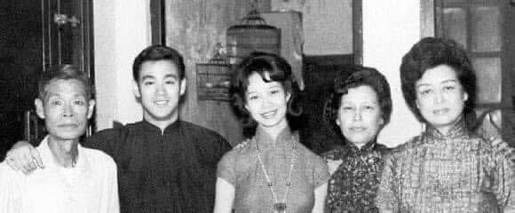 deikikkk's tweet photo. 今日はブルース・リーの兄ピーター・リーの奥さんだった作家の林燕妮さんの命日です。

１９４３年１月３１日〜２０１８年５月３１日

ブルース・リー一家とは家族ぐるみの付き合いで「ブルース・リーはとても優しかった」と言ってたそうです。
１９７１年ピーターと離婚しましたがブルース・リーの https://t.co/S33rhcKWbN