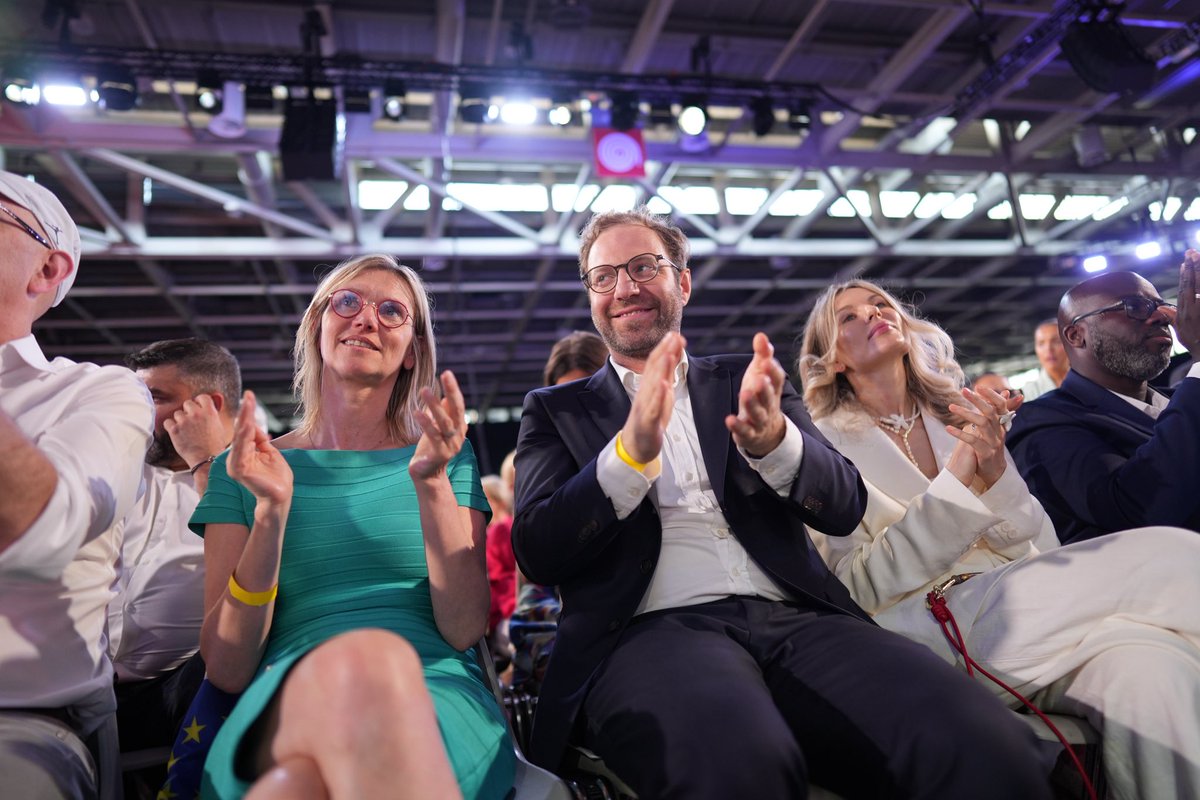 AgnesRunacher's tweet photo. Face aux extrêmes, et à toutes les nuances de déclinisme, il y a une autre voie.

Celle du courage, du progrès et de l’action. Une voie qui prépare l’avenir de la France face aux grands défis de notre temps.

Avec @GabrielAttal aujourd’hui, comme avec Emmanuel Macron en 2017 et en 2022, il s’agit de défendre une France robuste, souveraine dans une Europe puissance et forte de ses valeurs universelles face à ceux qui prospèrent sur les peurs et les colères.

Car c’est notre modèle républicain, notre place en Europe, notre économie et nos libertés qui sont en jeu.

C’est cette voie que je veux suivre. 🇫🇷

#AttalPresident