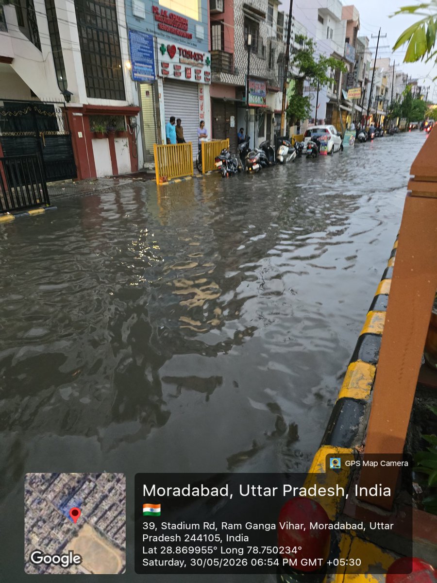 aankjain's tweet photo. माननीय @DMMoradabad जी,
 
क्या यही Smart City है? सिर्फ 30 मिनट की बारिश में रामगंगा विहार की गलियां और सड़कें तालाब बन गईं। जल निकासी व्यवस्था पूरी तरह फेल है। जनता हर बारिश में इसी परेशानी का सामना कर रही है 
#Moradabad #SmartCity #Waterlogging https://t.co/5nGfgLLdTN