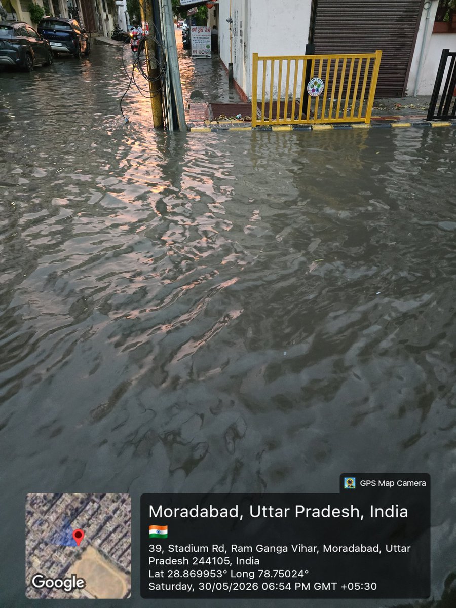 aankjain's tweet photo. माननीय @DMMoradabad जी,
 
क्या यही Smart City है? सिर्फ 30 मिनट की बारिश में रामगंगा विहार की गलियां और सड़कें तालाब बन गईं। जल निकासी व्यवस्था पूरी तरह फेल है। जनता हर बारिश में इसी परेशानी का सामना कर रही है 
#Moradabad #SmartCity #Waterlogging https://t.co/5nGfgLLdTN