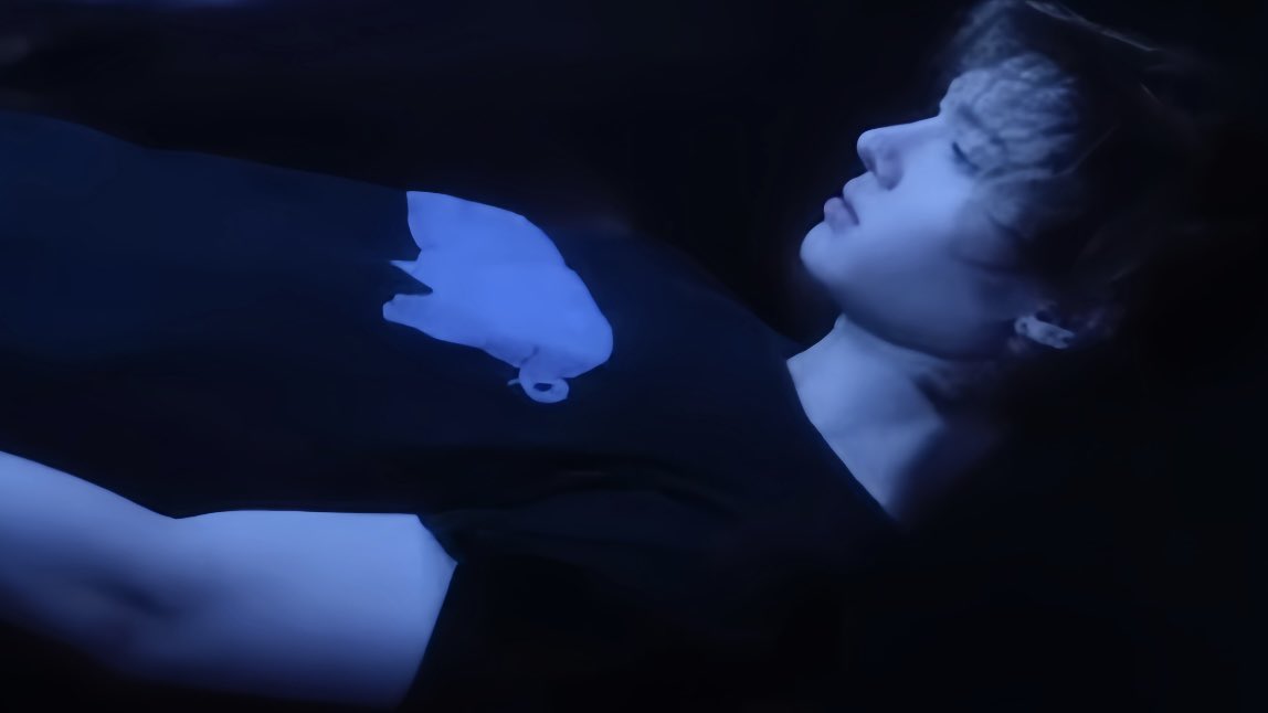 swagkercii's tweet photo. #MARTIN #마틴 ⭑ BLUE LIPS MV (💙) https://t.co/dVPILTMrNm