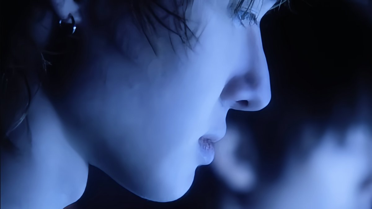swagkercii's tweet photo. #MARTIN #마틴 ⭑ BLUE LIPS MV (💙) https://t.co/dVPILTMrNm