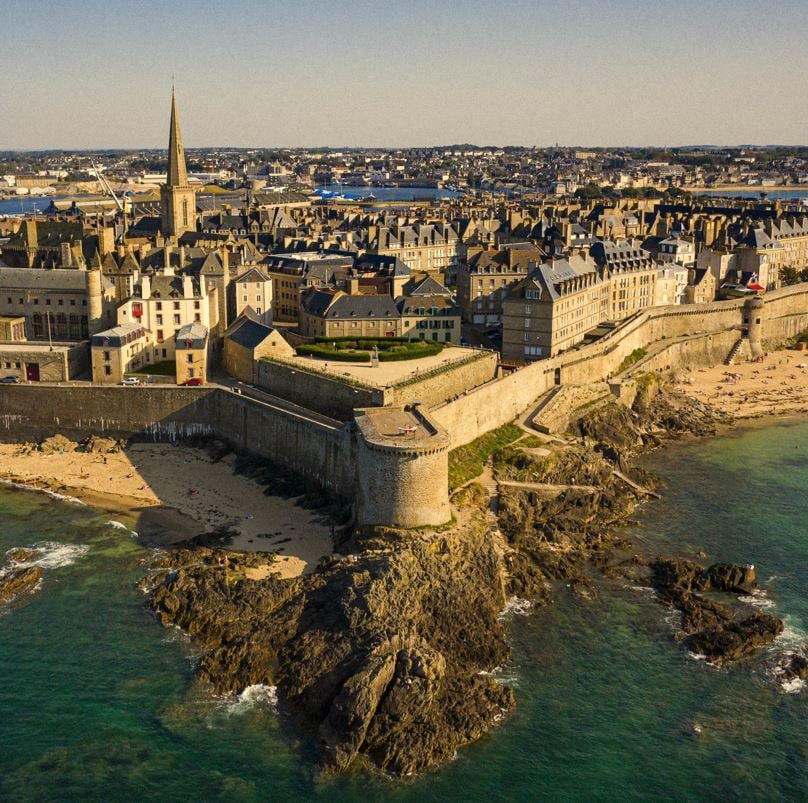 linkparis's tweet photo. Two regions, endless charm! Combine Mont Saint-Michel with Brittany's coastal beauty. Saint-Malo, Dinard, and the famous abbey. Our overnight tour includes hotel and breakfast! #Brittany #MontStMichel #OvernightTour https://t.co/7i51sDvQhq https://t.co/Qp3ezCaIXi