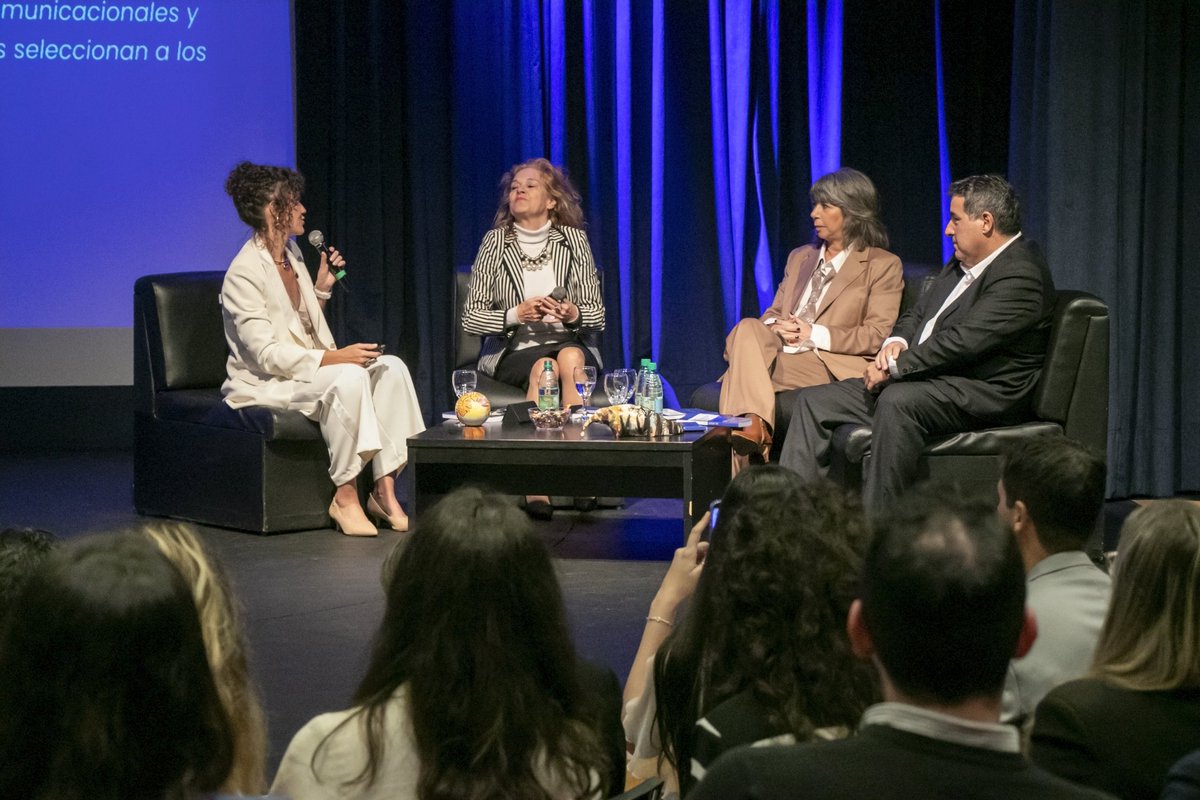 cngauto's tweet photo. El @PCMisiones fue sede de la presentación del libro "Saber comunicar para elegir", escrito por Sol Jouliá.
La publicación del @cmmisiones se realizó gracias al esfuerzo conjunto del equipo de la Editorial de las Misiones, a cargo de la corrección, el diseño y la diagramación. https://t.co/rIYO30tzNT