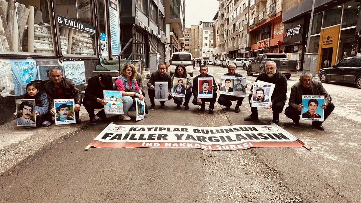 Neferti_tit's tweet photo. İnsan Hakları Derneği Hakkari Şubesi ve kayıp yakınlarının gerçekleştirdiği eylemin 229. haftasında Sanat Sokağı’nda bir araya geldik. Hakikatin üzerinin örtülmesine ve cezasızlık politikalarına karşı adalet ve barış talebi bir kez daha haykırıldı.
#CumartesiAnneleri1105Hafta https://t.co/6w9OT5phdg