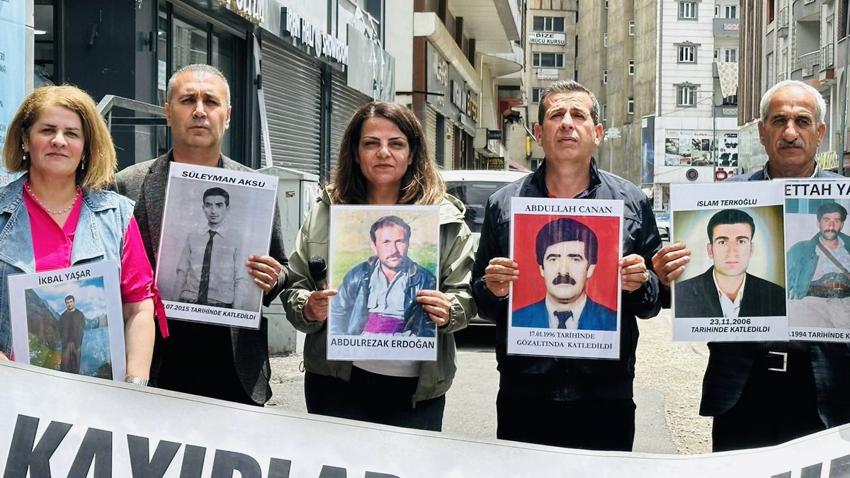 Neferti_tit's tweet photo. İnsan Hakları Derneği Hakkari Şubesi ve kayıp yakınlarının gerçekleştirdiği eylemin 229. haftasında Sanat Sokağı’nda bir araya geldik. Hakikatin üzerinin örtülmesine ve cezasızlık politikalarına karşı adalet ve barış talebi bir kez daha haykırıldı.
#CumartesiAnneleri1105Hafta https://t.co/6w9OT5phdg